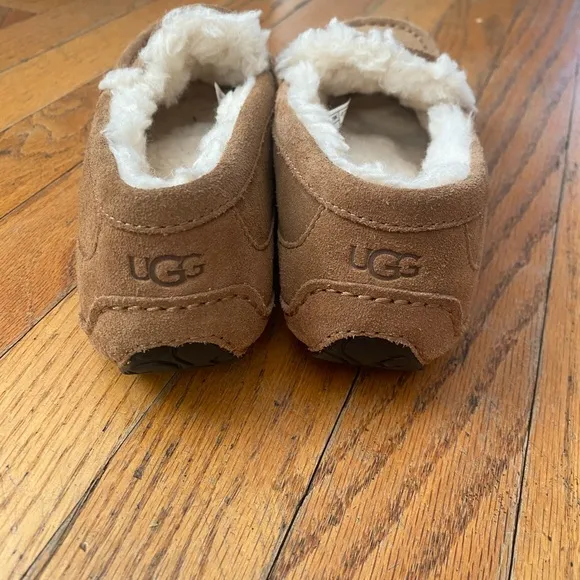 BRAND NEW, NVER WORN☀️UGG kids wool lined slippers!