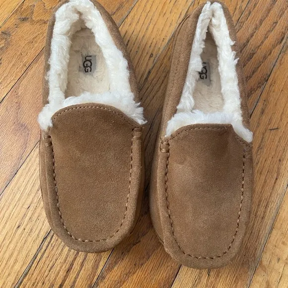 BRAND NEW, NVER WORN☀️UGG kids wool lined slippers!