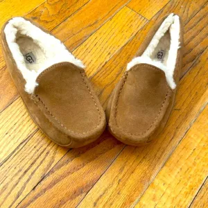 BRAND NEW, NVER WORN☀️UGG kids wool lined slippers!