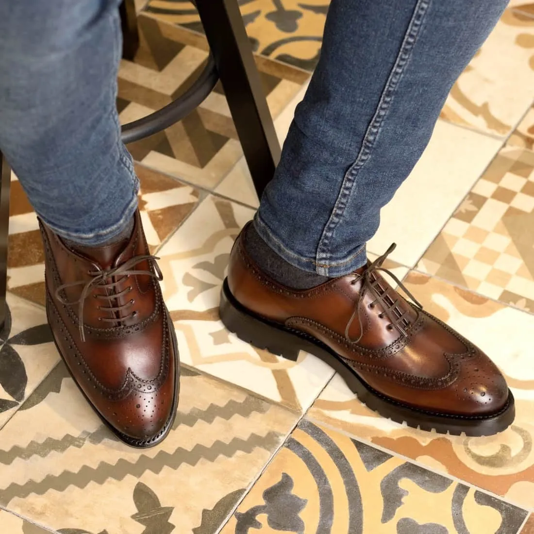Richelieu fleuri en cuir marron moyen - Semelles Commando